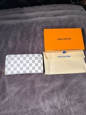 Damier Azur Zip Card & Key Holder in White/Light Gray brand new box and bag!!!!
